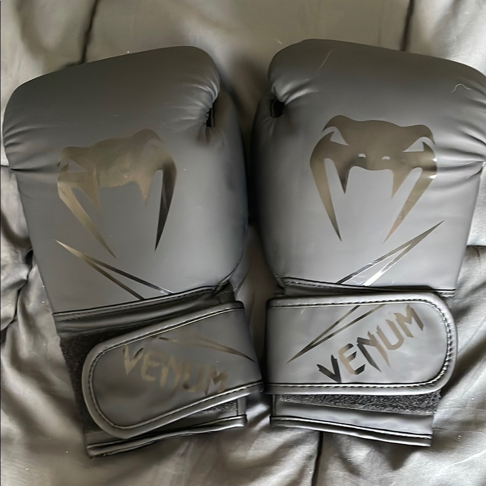 Venum 16oz Black Boxing Gloves Like New